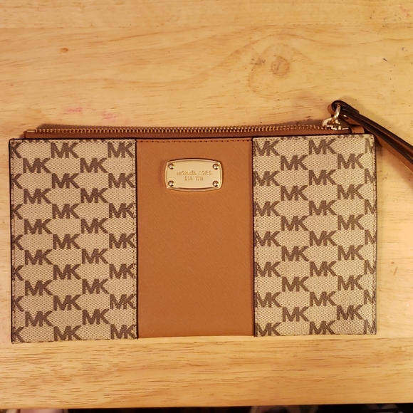 Michael Kors Handbags - Zippered clutch Michael Kors Handbags - Zippered clutch